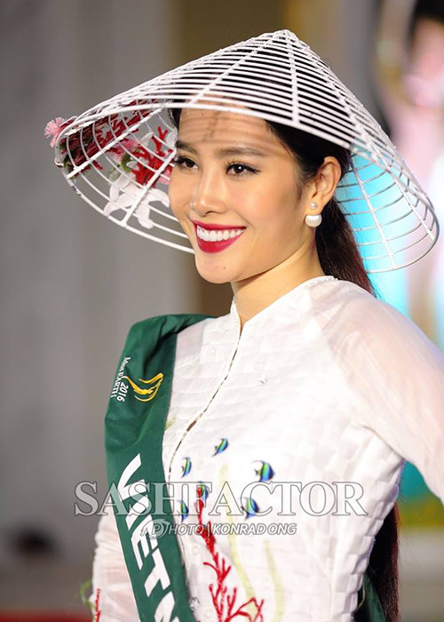 Sau đêm thi tối ngày 24/10, Nam Em cùng các thí sinh Hoa hậu Trái đất 2016 sẽ bước vào những ngày tập luyện căng thẳng cho chung kết diễn ra tối 29/10 (giờ Philippines). (Ảnh: SashFactor) 