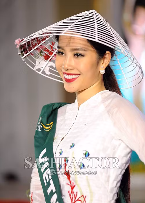 Sau đêm thi tối ngày 24/10, Nam Em cùng các thí sinh Hoa hậu Trái đất 2016 sẽ bước vào những ngày tập luyện căng thẳng cho chung kết diễn ra tối 29/10 (giờ Philippines). (Ảnh: SashFactor) 