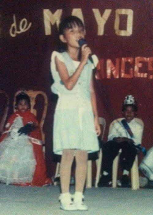 Tân quán quân Vietnam Idol 2016 tên thật là Janicee Aranjuez Buco. Cô sinh năm 1988, tại Manila, Philippines.