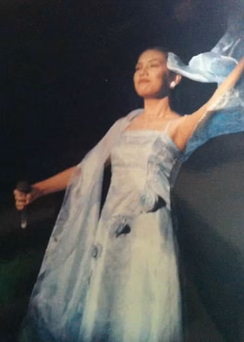 Ngay từ khi còn nhỏ, Janice Phương đã đam mê ca hát. Cô sớm bộc lộ năng khiếu này và không qua trường lớp thanh nhạc nào.