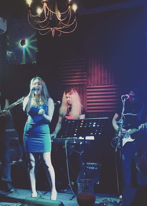 Trong khi chị gái sang Macau giúp việc thì năm 2009, Janice được một người bạn rủ sang Việt Nam đi hát để gửi tiền về cho gia đình.