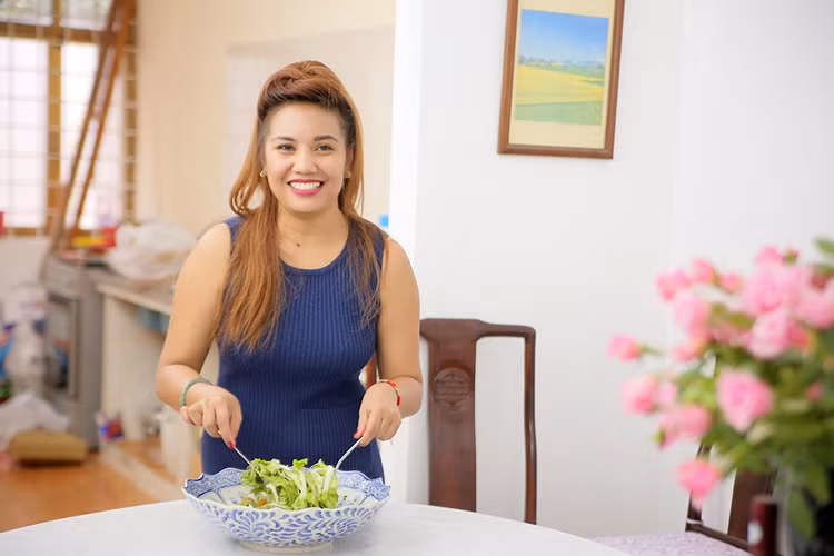 Janice Phương được chồng hết mực cưng chiều. Không chỉ ủng hộ Janice hoạt động nghệ thuật, nhạc công Minh Khuê còn giúp vợ nấu ăn vì biết cô không giỏi công việc này.