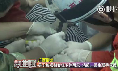 Khon kho thanh nien nghich dai deo nhan vao 