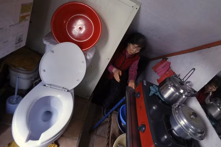 Bà sống ở khu ngoại ô Gangnam, Seoul, Hàn Quốc (trong khi Gangnam được xem là nơi phồn hoa chỉ dành cho những người giàu có). 