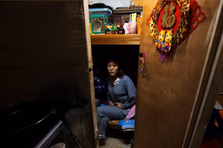 Giá thuê nhà ở Hong Kong rất đắt đỏ nên nhiều người phải chấp nhận ở trong căn phòng 35ft2 (khoảng 3,2m2) với chi phí thấp. 