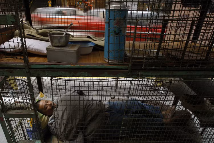 Trong lúc đợi chính quyền Hong Kong thừa nhận điều kiện tạm bợ của những nơi như thế này, người dân chỉ còn cách chấp nhận. Đối với nhiều người, "nhà lồng" sẽ là nơi họ sống nốt quãng đời còn lại của mình.