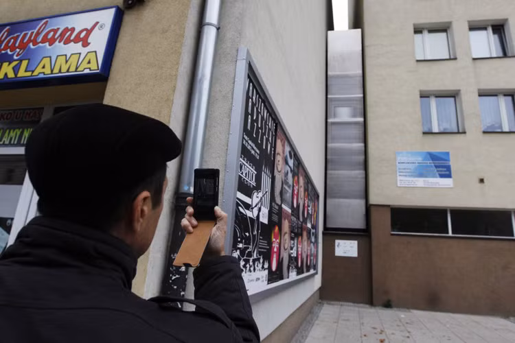 Căn hộ rộng 300ft2 nói trên vẫn được xem là "hoành tráng" nếu so với các căn hộ có tên là Keret House ở Warsaw, Ba Lan. Điểm hẹp nhất của căn hộ này là 36 inch (khoảng 91cm). 