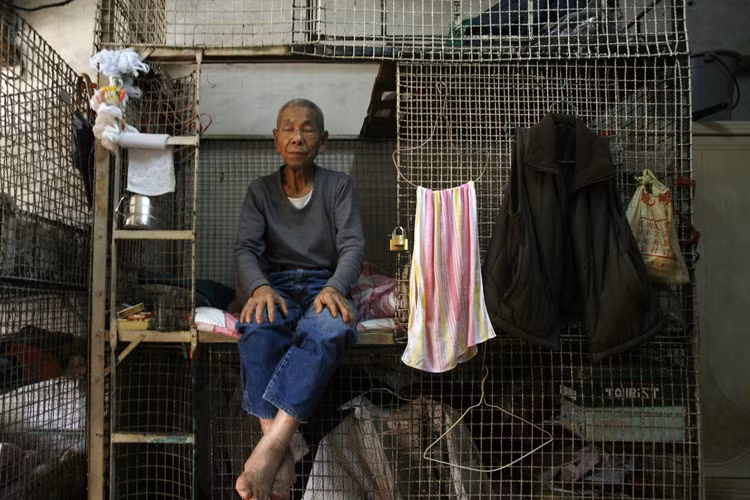 Điều kiện sống tạm bợ với các loại rệp cùng mùi hôi thối. 