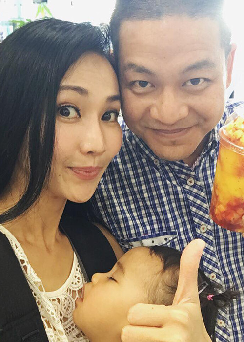 “Nàng Út Ráng” sang Mỹ sinh sống khi sắp sinh cô con gái thứ hai tên Yvona. Cô nhóc chính là trái ngọt tình yêu của Kim Hiền và doanh nhân Andy. Được biết, bé Yvona chào đời vào ngày 23/7/2015.