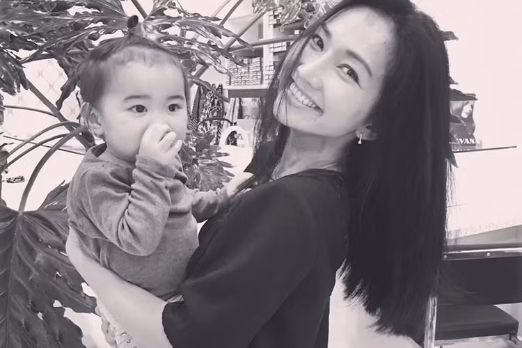 Gần đây, diễn viên Kim Hiền vướng nghi vấn mang bầu lần 3. Tin đồn bắt nguồn từ chia sẻ đầy ẩn ý của “nàng Út Ráng”. Trên trang cá nhân, cô viết: “Không thể tin được mọi chuyện lại được hết cùng 1 lúc! Mình tin câu (Tính không bằng trời tính). Có những chuyện mình muốn cũng không được! Giờ bước sang tháng 9 mình lại được đón nhận mọi tin vui cùng 1 lúc".