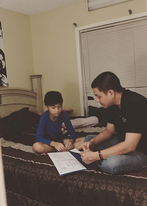 Mối quan hệ giữa bé Sonic và bố dượng rất tốt đẹp. Gần đây, Kim Hiền khoe hình ảnh ông xã ngồi cùng cậu con trai chia sẻ trước ngày bé nhập học. Cô viết: “Tình cha ấm áp như vầng thái dương! Chính thức Sonic của mẹ đã lên trường cấp hai”.