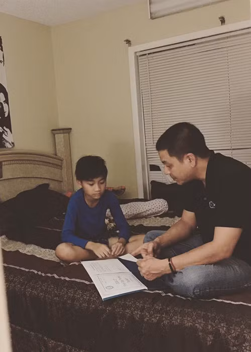 Mối quan hệ giữa bé Sonic và bố dượng rất tốt đẹp. Gần đây, Kim Hiền khoe hình ảnh ông xã ngồi cùng cậu con trai chia sẻ trước ngày bé nhập học. Cô viết: “Tình cha ấm áp như vầng thái dương! Chính thức Sonic của mẹ đã lên trường cấp hai”.