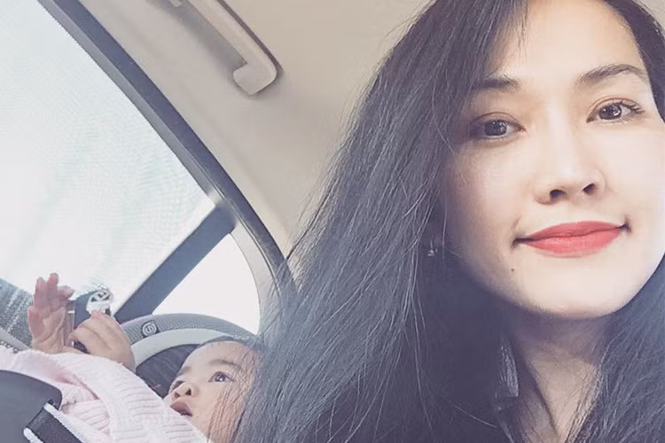 Hiện tại, Kim Hiền đang sống ở Mỹ cùng chồng con. Trên trang cá nhân, nữ diễn viên thường xuyên đăng tải hình ảnh của mình để người hâm mộ có thể theo dõi cuộc sống của cô sau khi định cư ở xứ cờ hoa.