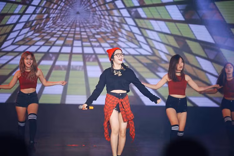 Hòa Minzy vẫn tập trung vào công việc. Cô đi diễn khá nhiều và luôn tràn đầy năng lượng trên sân khấu.