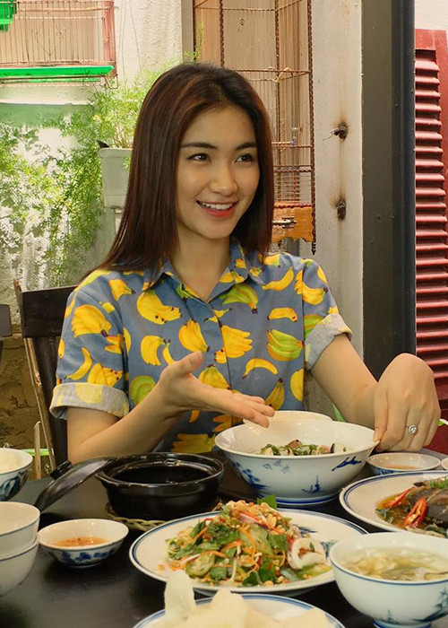 Ngoài ca hát, tình cũ của Công Phượng còn bận rộn tham gia ghi hình cho các chương trình: Gương mặt thân quen nhí, Siêu bất ngờ, Thực đơn 1102…