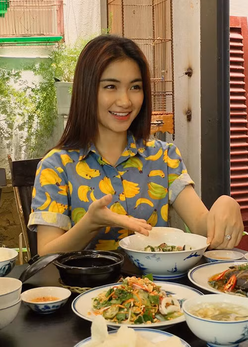 Ngoài ca hát, tình cũ của Công Phượng còn bận rộn tham gia ghi hình cho các chương trình: Gương mặt thân quen nhí, Siêu bất ngờ, Thực đơn 1102…