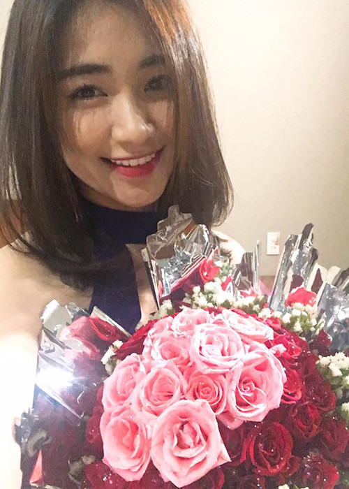 Tin đồn cặp đôi Hòa Minzy - Công Phượng chia tay được lan truyền bắt đầu từ tháng 9 vừa qua. Một số người bạn thân của nam cầu thủ đã xác nhận cả hai "đường ai nấy đi" sau thời gian "chiến tranh lạnh".