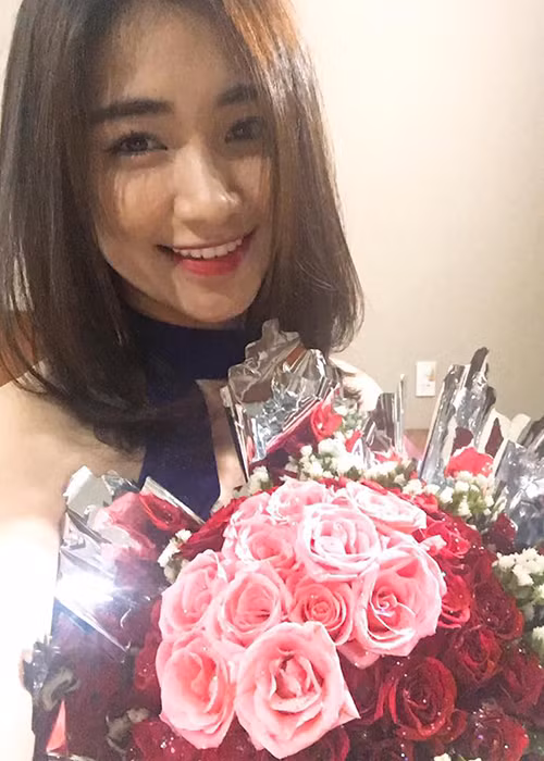 Tin đồn cặp đôi Hòa Minzy - Công Phượng chia tay được lan truyền bắt đầu từ tháng 9 vừa qua. Một số người bạn thân của nam cầu thủ đã xác nhận cả hai "đường ai nấy đi" sau thời gian "chiến tranh lạnh".