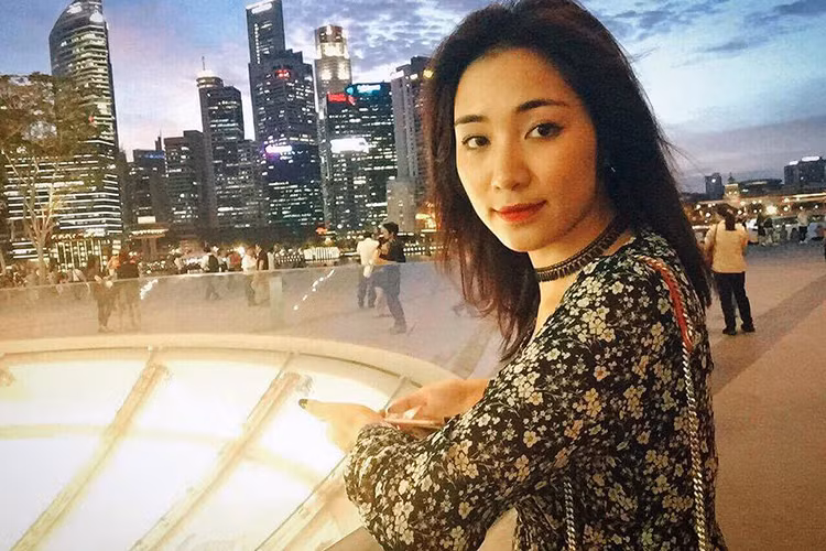 Gần đây, Hòa Minzy khoe loạt ảnh trong chuyến đi chơi ở Singapore kèm lý do đi du lịch: “Chỉ là Hòa thích thì Hòa đi thôi mà”.