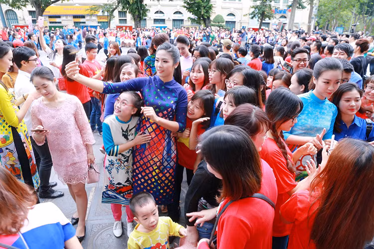 HH Do My Linh dien ao dai nhay flashmob o Ho Guom-Hinh-10
