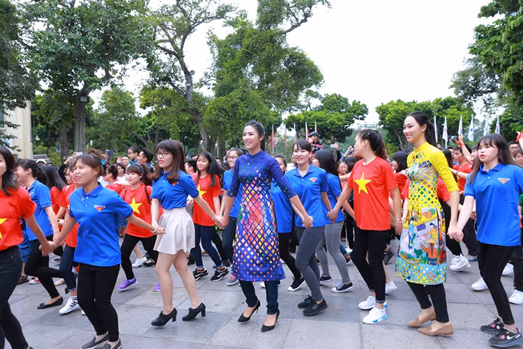 HH Do My Linh dien ao dai nhay flashmob o Ho Guom-Hinh-4