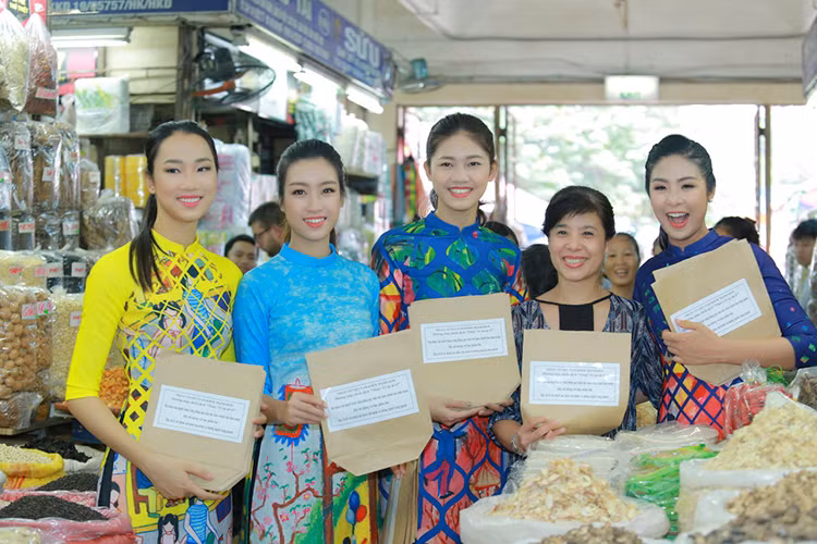 HH Do My Linh dien ao dai nhay flashmob o Ho Guom-Hinh-12