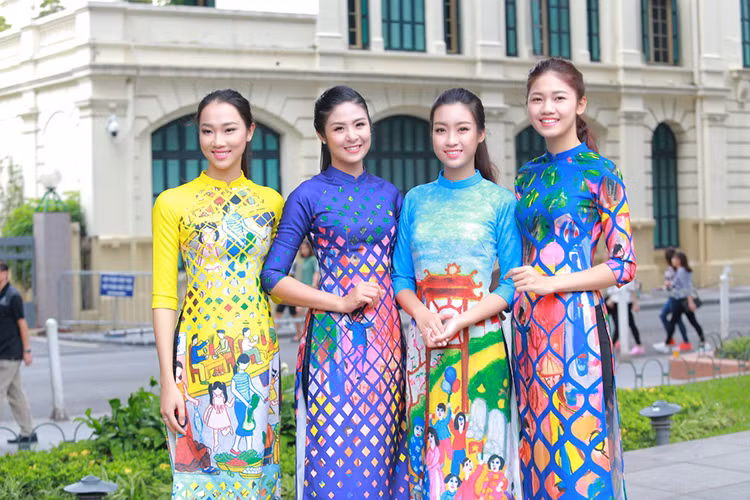 HH Do My Linh dien ao dai nhay flashmob o Ho Guom