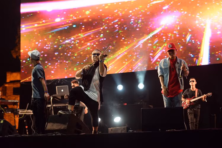 Nhóm PB Nation trình diễn với sự hỗ trợ của Màu nước Band. 