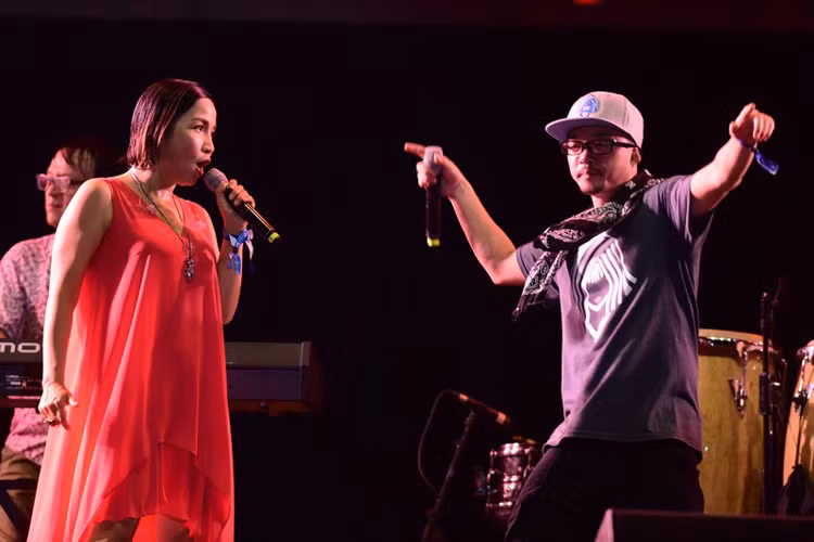 Phần trình diễn của nữ diva làng nhạc Việt có sự hỗ trợ của Hà Lê - thành viên nhóm PB Nation. 