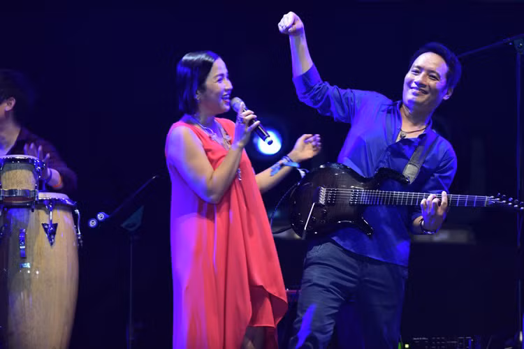 Mỹ Linh biểu diễn các bản hit đình đám của mình đã được phối lại: “Tóc ngắn”, “Hương ngọc lan”, “Trưa vắng”... 