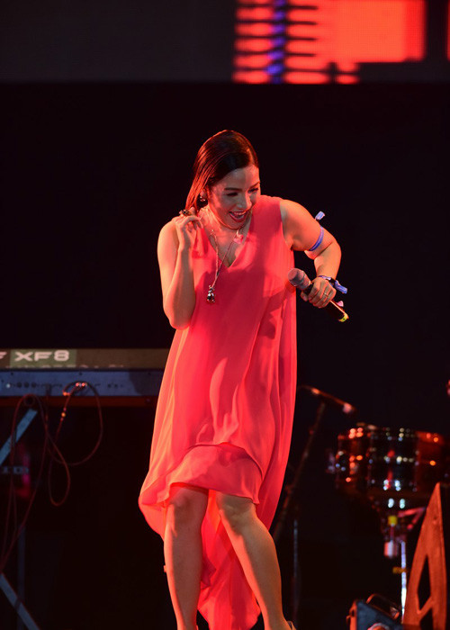 Ngoài các bản hit đình đám một thời của mình, Mỹ Linh còn thể hiện một số ca khúc mới như “Em muốn nói yêu anh” nằm trong album “Chat với Mozart 2”. 