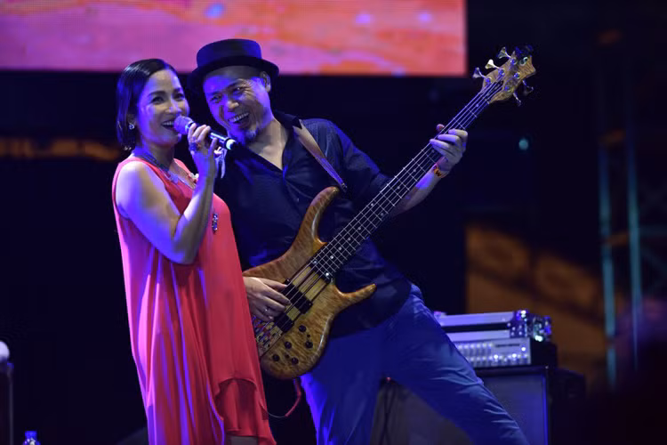 Khán giả có thể thấy nữ diva phiêu hết mình trong không gian rộng lớn và cuồng nhiệt với hàng nghìn khán giả. 