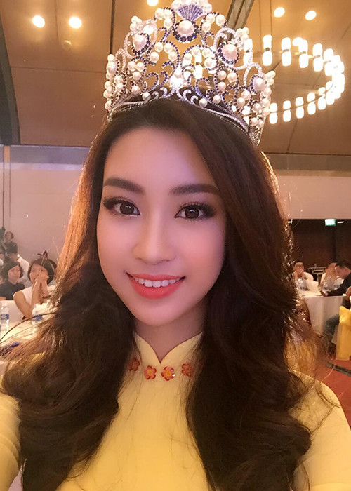 Trước đó, Hoa hậu Việt Nam 2016 xuất hiện với hình ảnh dịu dàng khi để tóc xoăn dài bồng bềnh.