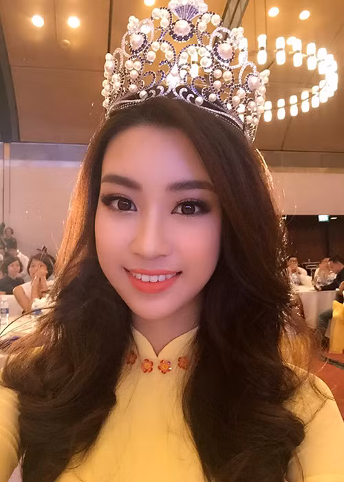 Trước đó, Hoa hậu Việt Nam 2016 xuất hiện với hình ảnh dịu dàng khi để tóc xoăn dài bồng bềnh.