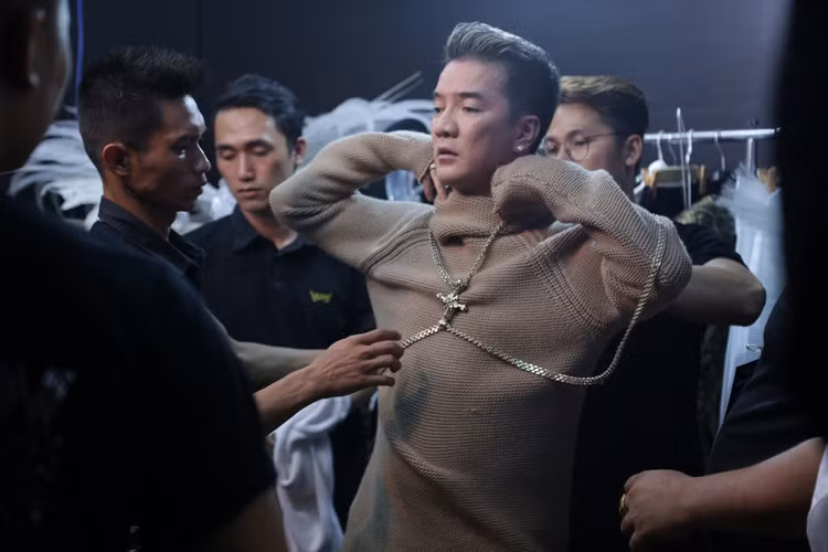 Loạt ảnh hậu trường “Diamond Show” của Mr Đàm vừa được tiết lộ cho thấy một bức tranh toàn cảnh về không khí làm việc náo nhiệt của ê-kíp cùng các nghệ sĩ, diễn viên tham gia biểu diễn.