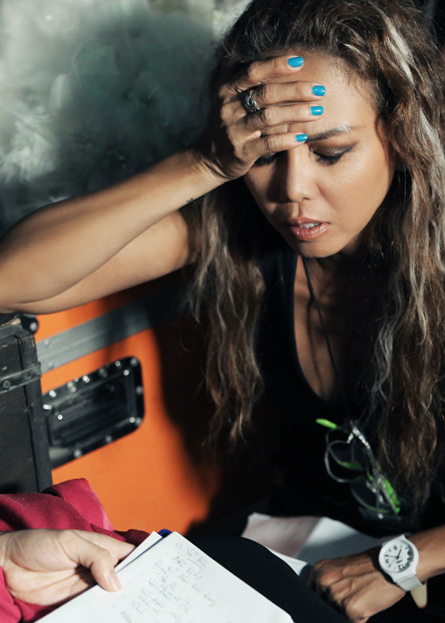 Biên đạo Thúy Uyên lại tỏ ra khá căng thẳng trước giờ liveshow của Mr Đàm chính thức diễn ra.