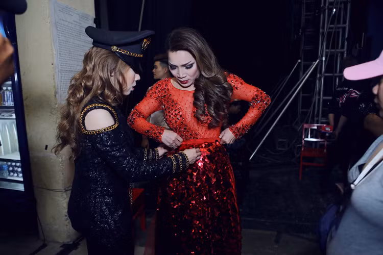 Bên trong hậu trường, Thanh Thảo tận tình giúp Hồng Ngọc chỉnh sửa trang phục.