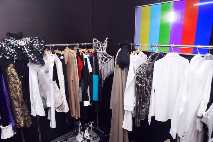 Được biết, số lượng vũ công trong liveshow 12 tỷ của Đàm Vĩnh Hưng lên tới hơn 130 người và trang phục cần dùng lên tới 600 bộ.