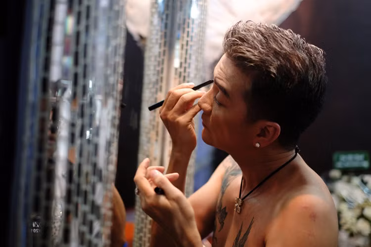 Bên trong hậu trường, có những lúc Đàm Vĩnh Hưng cũng tự tay trang điểm.