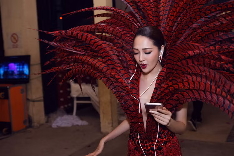 Ca sĩ Bảo Anh tranh thủ thời gian ôn lại bài trước giờ biểu diễn.