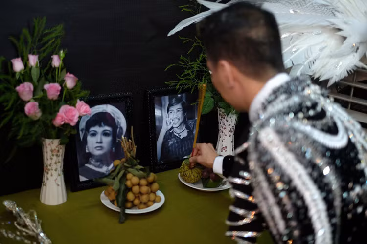 Trước khi ra sân khấu, giọng ca “Tan vỡ” đã thắp nhang cúng Tổ nghiệp, mong có một đêm diễn thành công.