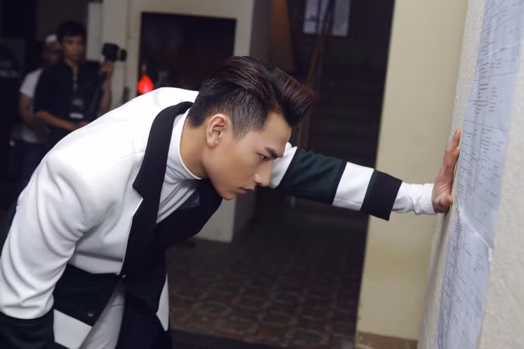 Ca sĩ Isaac kiểm tra một lần nữa kịch bản chương trình.