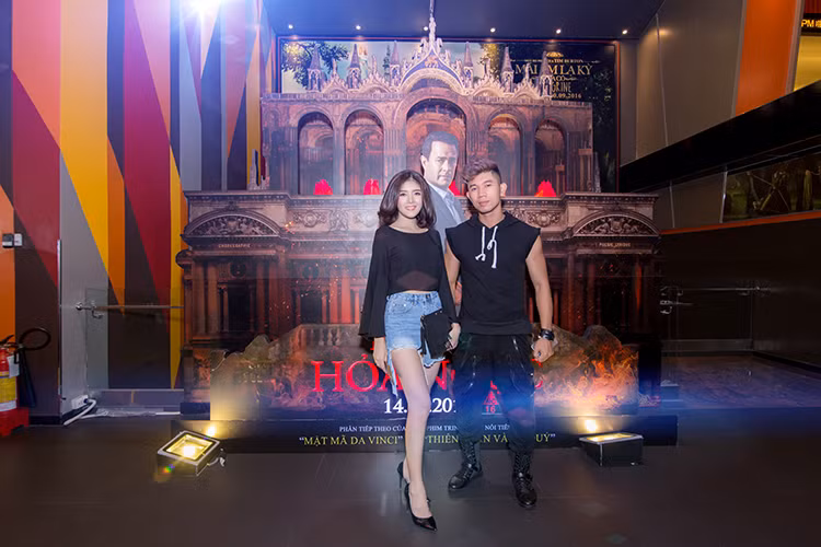 Xuất hiện tại sự kiện, Lương Bàng Quang vui vẻ chụp hình kỉ niệm cùng hot girl Lilly Luta. 