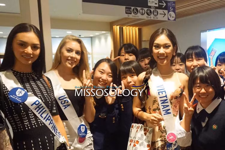 Á khôi 2 cuộc thi Hoa khôi Áo dài Việt Nam 2016 rạng rỡ bên các em học sinh người Nhật. (Ảnh: Miss International Vietnam)