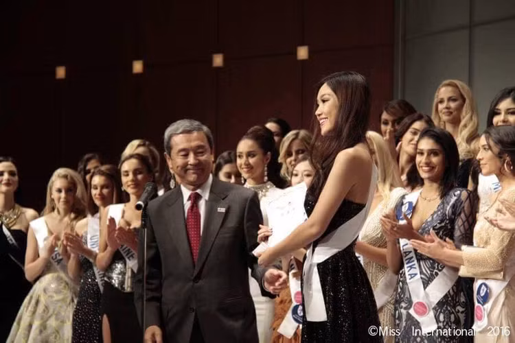 Đáng chú ý, Phương Linh vừa vinh dự được trao danh hiệu Đại sứ du lịch tại Hoa hậu Quốc tế 2016. (Ảnh: Miss International)