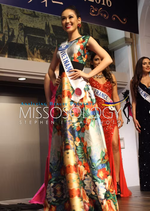 Á khôi Phương Linh trông vô cùng nổi bật trong bộ đầm dạ hội lộng lẫy tại đêm tiệc. (Ảnh: Missosology)