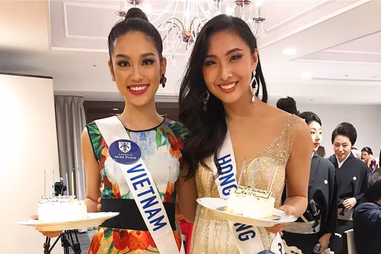 Ban tổ chức cuộc thi Hoa hậu Quốc tế 2016 vừa tổ chức sinh nhật cho Á khôi Phương Linh và người đẹp đến từ Hong Kong. (Ảnh: Fanpage Miss International Vietnam)
