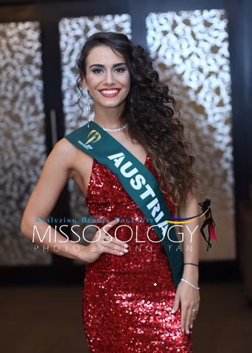 Đến từ Australia, Lyndl Kean xếp ở vị trí thứ 4 trong bảng xếp hạng mới nhất của Missosology. Trước thềm chung kết, cô gái này đã giành huy chương vàng ở phần thi trang phục dạo biển và được đánh giá có kĩ năng giao tiếp tốt. (Ảnh: Missosology) 