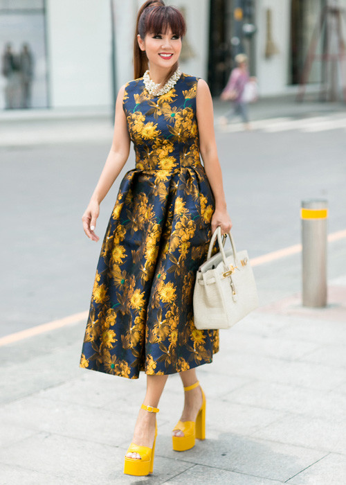 Vừa qua, Kiều Khanh đã trở về Sài Gòn. Tranh thủ khoảng thời gian rảnh rỗi, người đẹp dạo phố để cảm nhận nhịp sống của quê nhà.