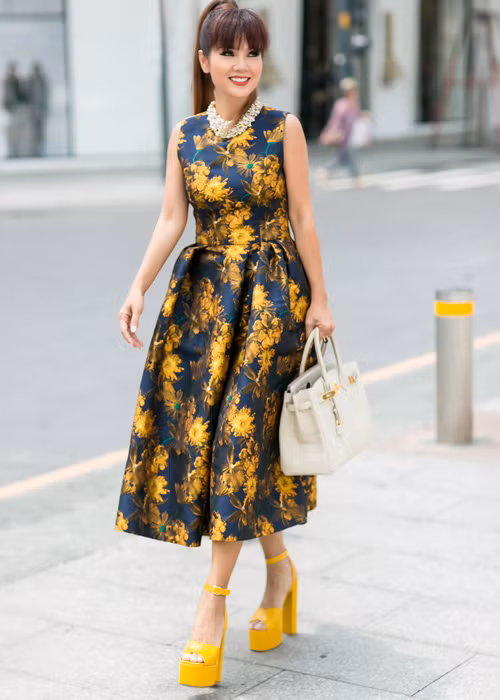 Vừa qua, Kiều Khanh đã trở về Sài Gòn. Tranh thủ khoảng thời gian rảnh rỗi, người đẹp dạo phố để cảm nhận nhịp sống của quê nhà.